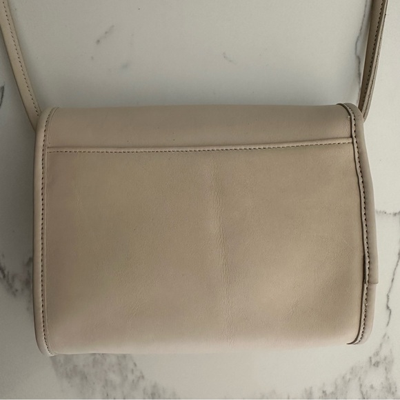 Vintage Coach Chrystie Crossbody 90s Small Handbag in Cream and Brass - Picture 5 of 10
